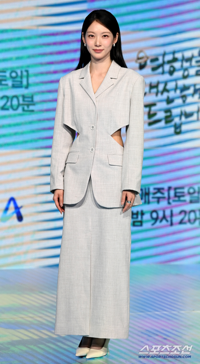  Gong Seungyeon, bold waistline