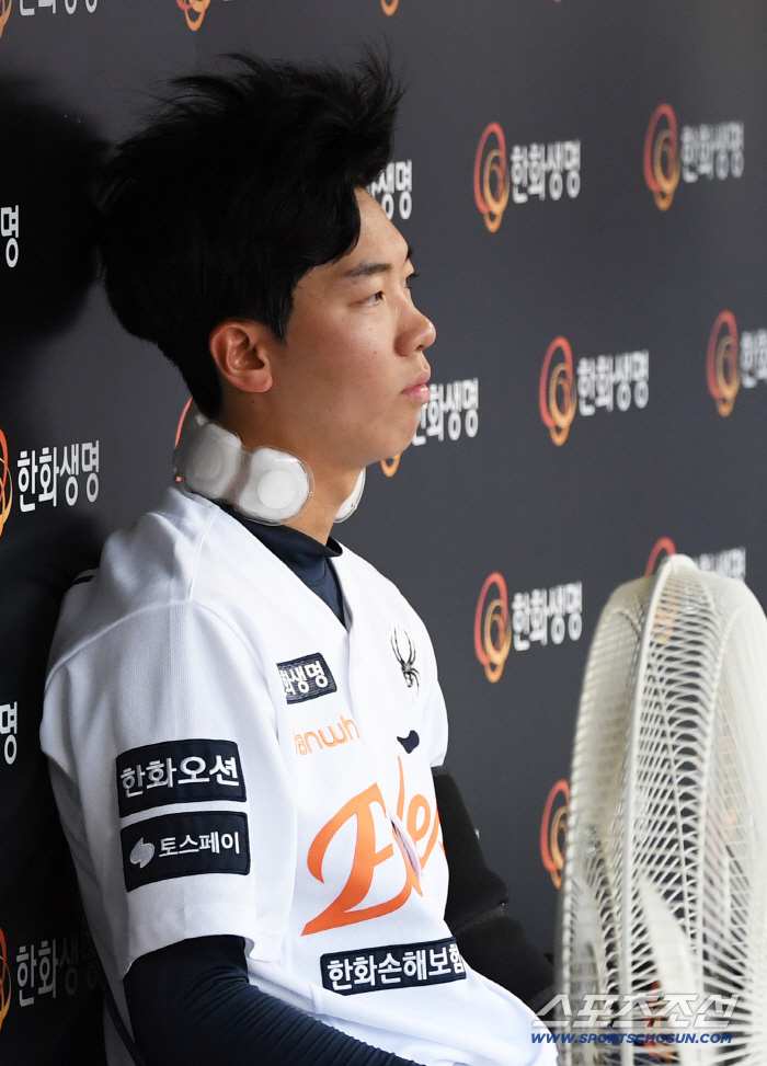  Hanwha starter Hwang Jun-seo in thought