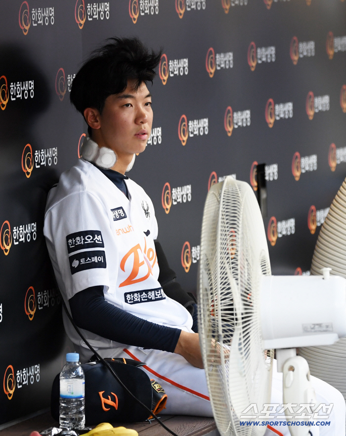  Hanwha starter Hwang Jun-seo in thought