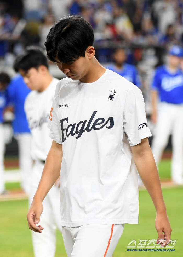  Hwang Jun-seo's frustration with early replacement for two consecutive games