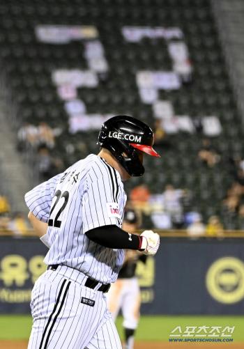  Kim Hyun-soo advances with a walk