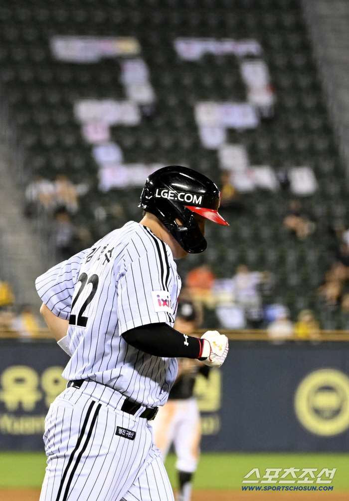 Kim Hyun-soo advances with a walk