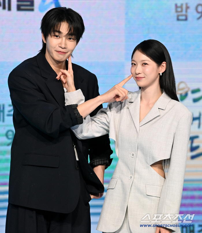  Kim Jaeyoung, Gong Seungyeon. Poke your cheeks