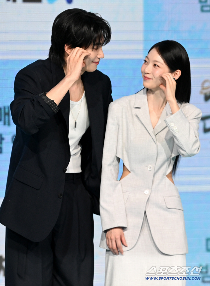  Kim Jaeyoung, Gong Seungyeon, sweet eye contact