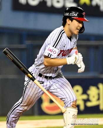  Koo Bon-hyuk smiles 4 hits