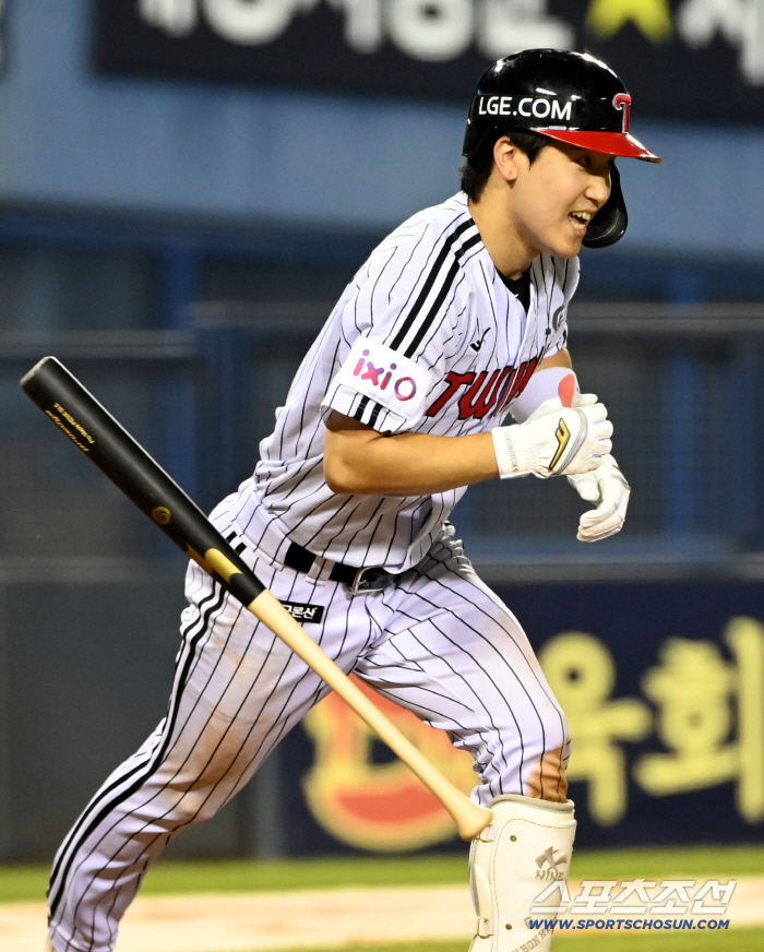  Koo Bon-hyuk smiles 4 hits