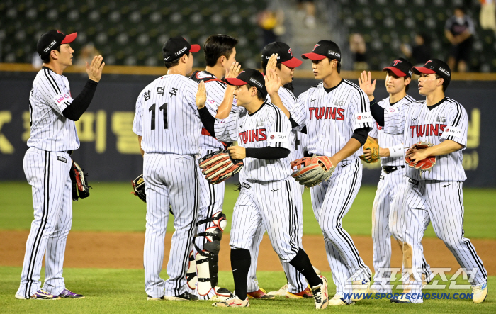 LG wins 8-2 over KT to share high-fives