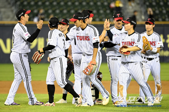  LG wins 8-2 with a thrilling high-five