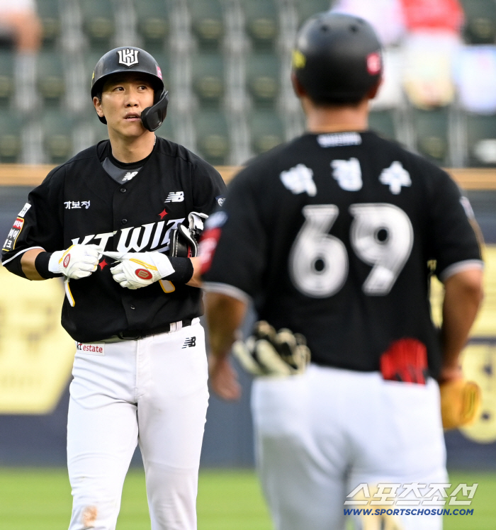  Oh Yoon-seok explodes into a two-run double first