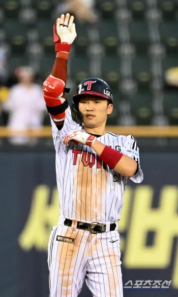  Park Hae-min gets one more point with an RBI double