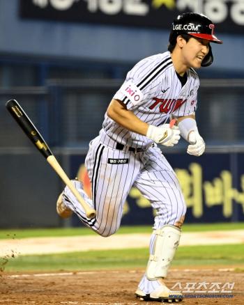 A smiling Koo Bon-hyuk has four hits