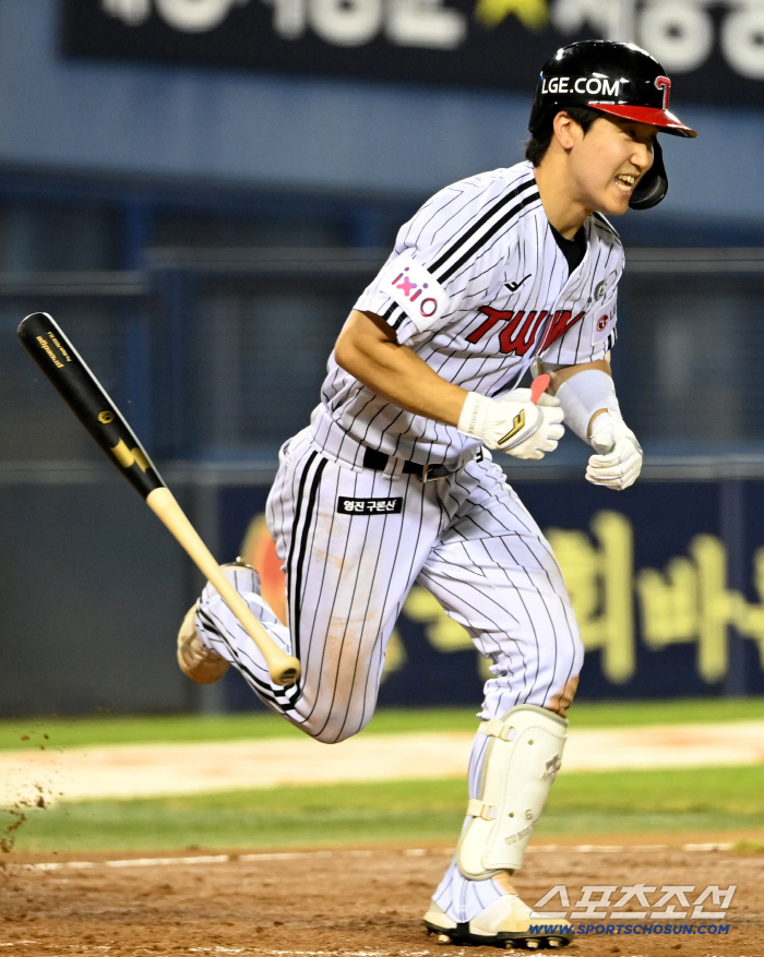  A smiling Koo Bon-hyuk has four hits