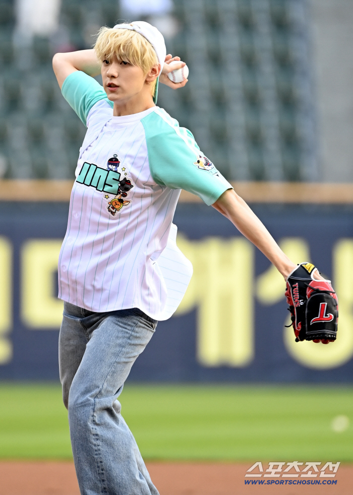  TOMORROW X TOGETHER SOOBIN and fastball!