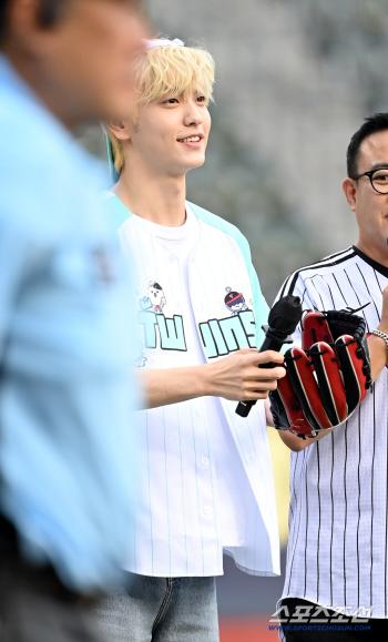  TOMORROW X TOGETHER's SOOBIN, baseball fan's cheering smile