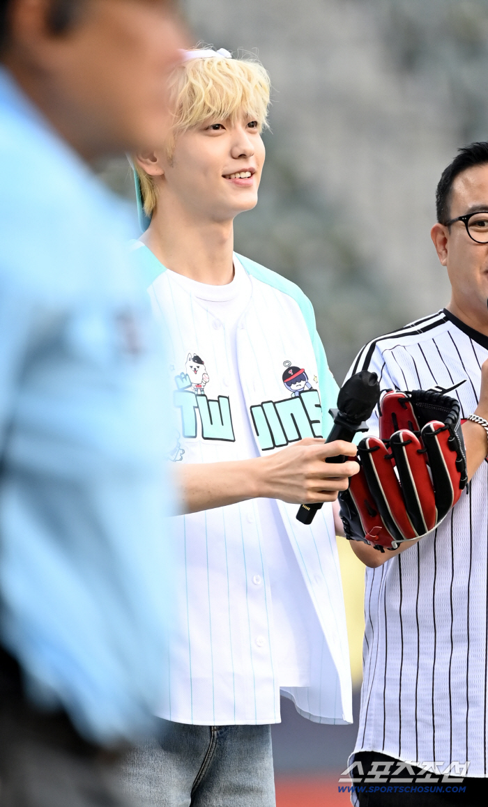  TOMORROW X TOGETHER's SOOBIN, baseball fan's cheering smile