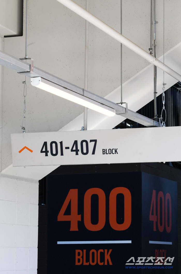Signage, which fell in the passage of the Daejin New Stadium where safety is the top priority, completed wire reinforcement ahead of the game on the 29th 