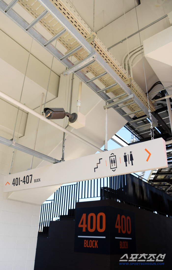 Signage, which fell in the passage of the Daejin New Stadium where safety is the top priority, completed wire reinforcement ahead of the game on the 29th 