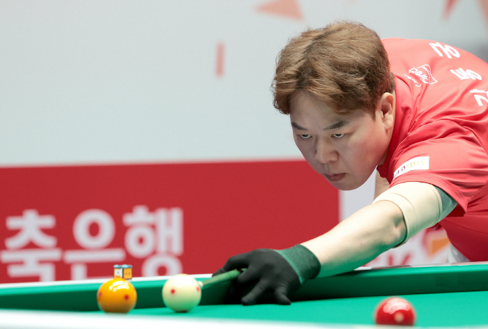 SK Rent-a-Car Hana Card, a big match that won the PBA Team League 1R, will eventually meet