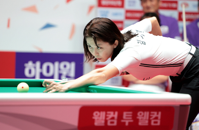SK Rent-a-Car Hana Card, a big match that won the PBA Team League 1R, will eventually meet