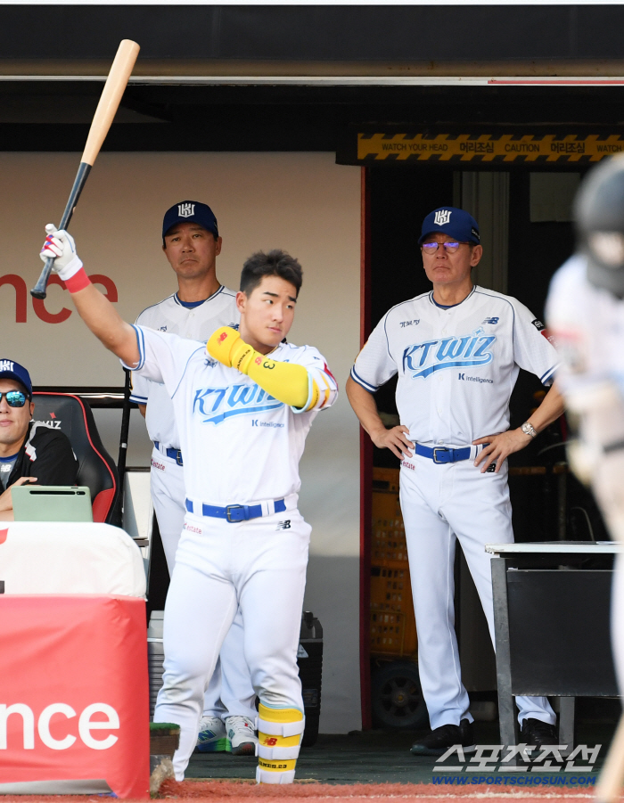 Wow, how can he play baseball like that? Ahn Hyun-min, the powerful man, likes trout in Korea