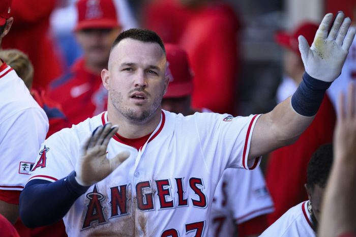Wow, how can he play baseball like that? Ahn Hyun-min, the powerful man, likes trout in Korea