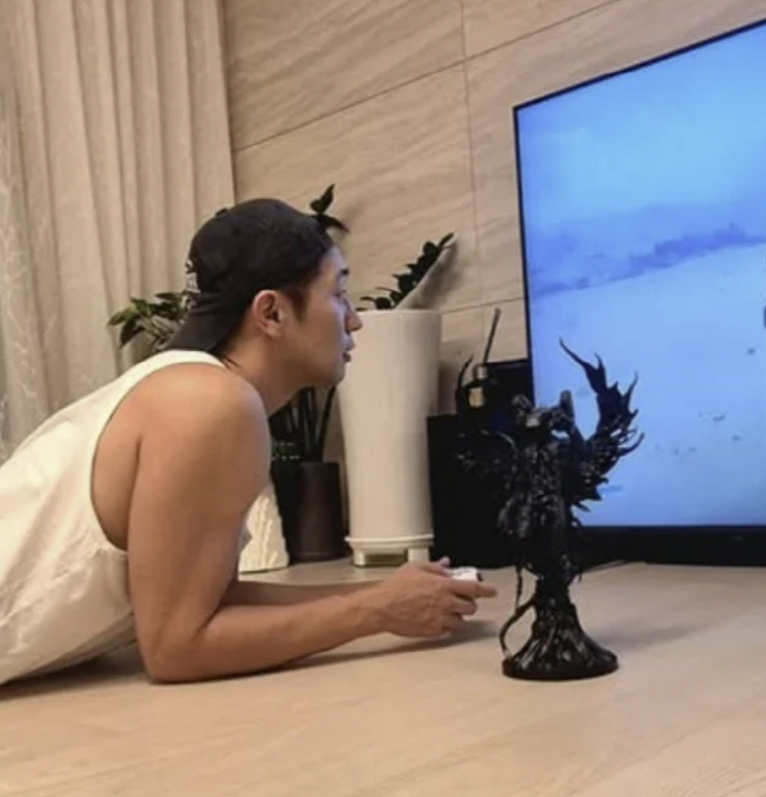 Bigger arms than Son Seok-gu's face. If you look at my mom, she smashes her back