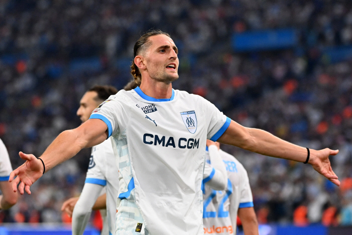 Completely lying Manchester United transfer fiasco £15m midfielder finds behind-the-scenes disrespectful