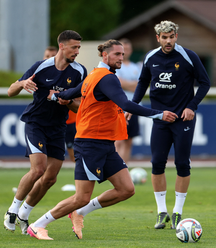 Completely lying Manchester United transfer fiasco £15m midfielder finds behind-the-scenes disrespectful