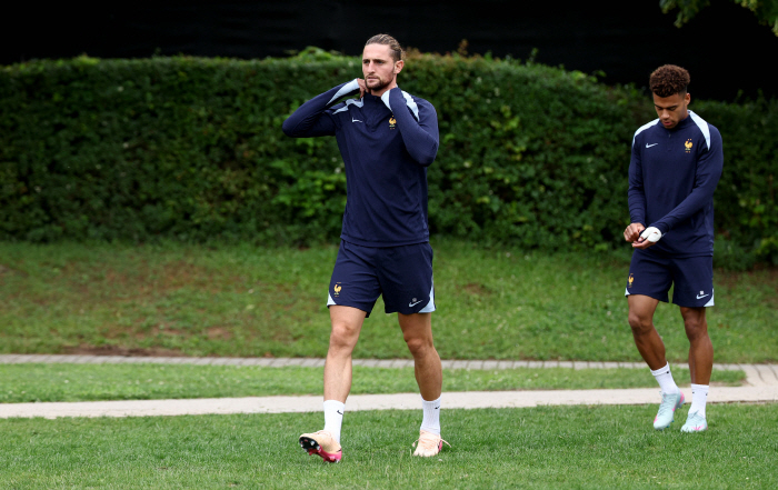 Completely lying Manchester United transfer fiasco £15m midfielder finds behind-the-scenes disrespectful