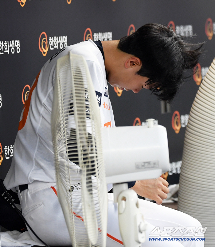 Hwang Jun-seo dropped his head to the early steel plate for the second consecutive start game that collapsed against the coach's wish