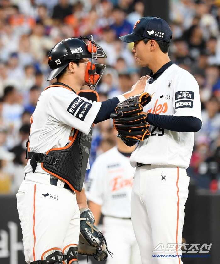 Hwang Jun-seo dropped his head to the early steel plate for the second consecutive start game that collapsed against the coach's wish