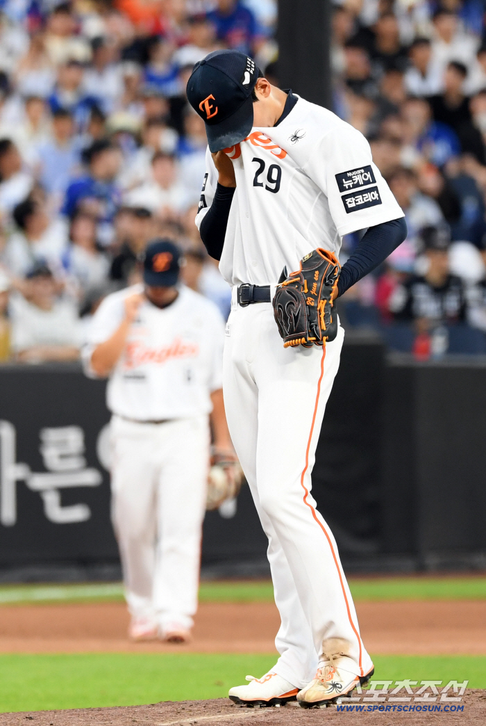 Hwang Jun-seo dropped his head to the early steel plate for the second consecutive start game that collapsed against the coach's wish