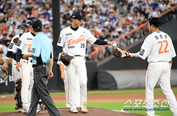Hwang Jun-seo dropped his head to the early steel plate for the second consecutive start game that collapsed against the coach's wish