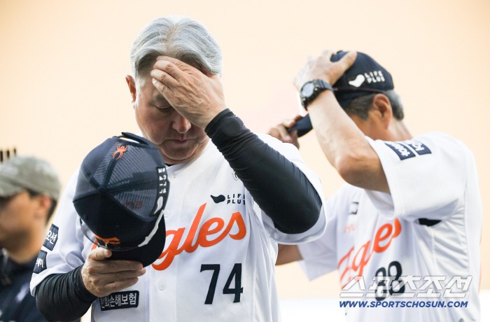 Hwang Jun-seo dropped his head to the early steel plate for the second consecutive start game that collapsed against the coach's wish
