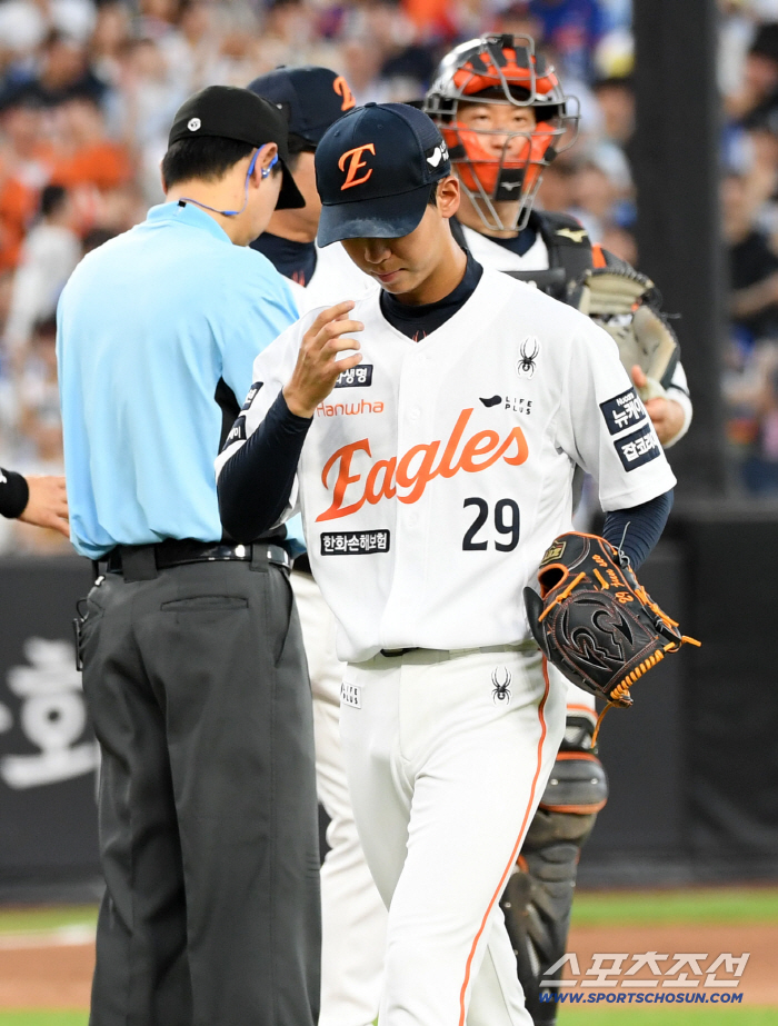 Hwang Jun-seo dropped his head to the early steel plate for the second consecutive start game that collapsed against the coach's wish