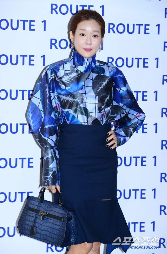 Hyun-young Explains Rumors of Straight Belly Plastic Surgery...Where did the top female singer do it