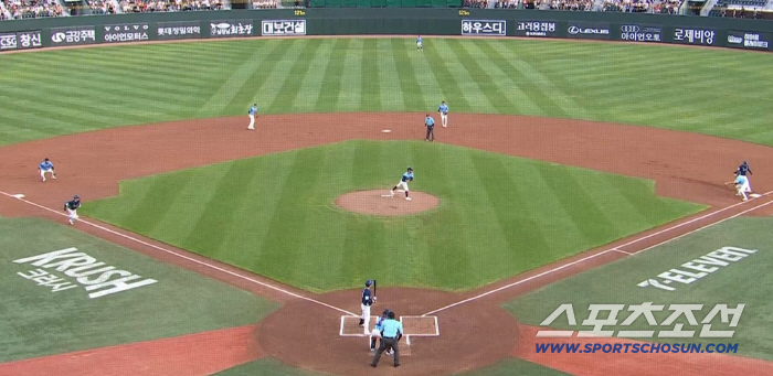 I didn't even bend my back, but Gamboa was home-stealed again. This time, he threw a check ball to first base