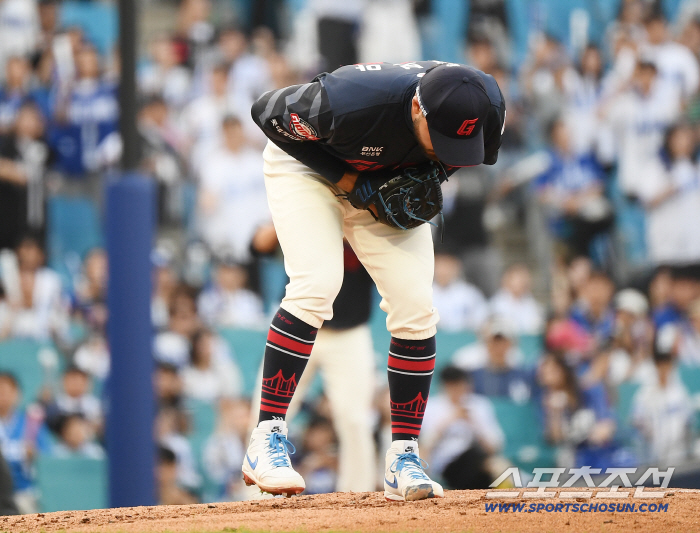 I didn't even bend my back, but Gamboa was home-stealed again. This time, he threw a check ball to first base