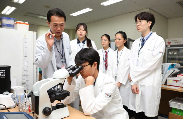 I want to be a health care worker Himchan Hospital Starts Strongly for Youth Summer Internship