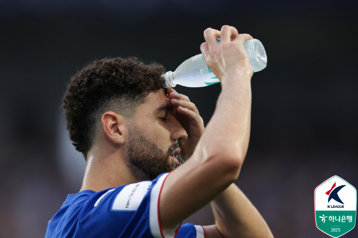 It's worse than Korea! A heat wave that knocks Japanese soccer fans out. A special measure chosen by the prestigious J-League? Introduced with the goal of zero heat stroke