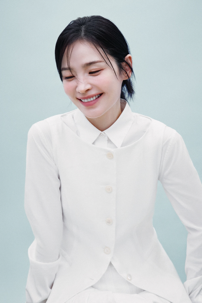 Jeon Mi-do and Song Eun-yi are holding hands and starting anew..  New profile picture with relaxed eyes
