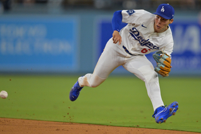 Kim Hye-sung, shoulder pain, moved to Cincinnati → LA, went to IL, and held out firmly