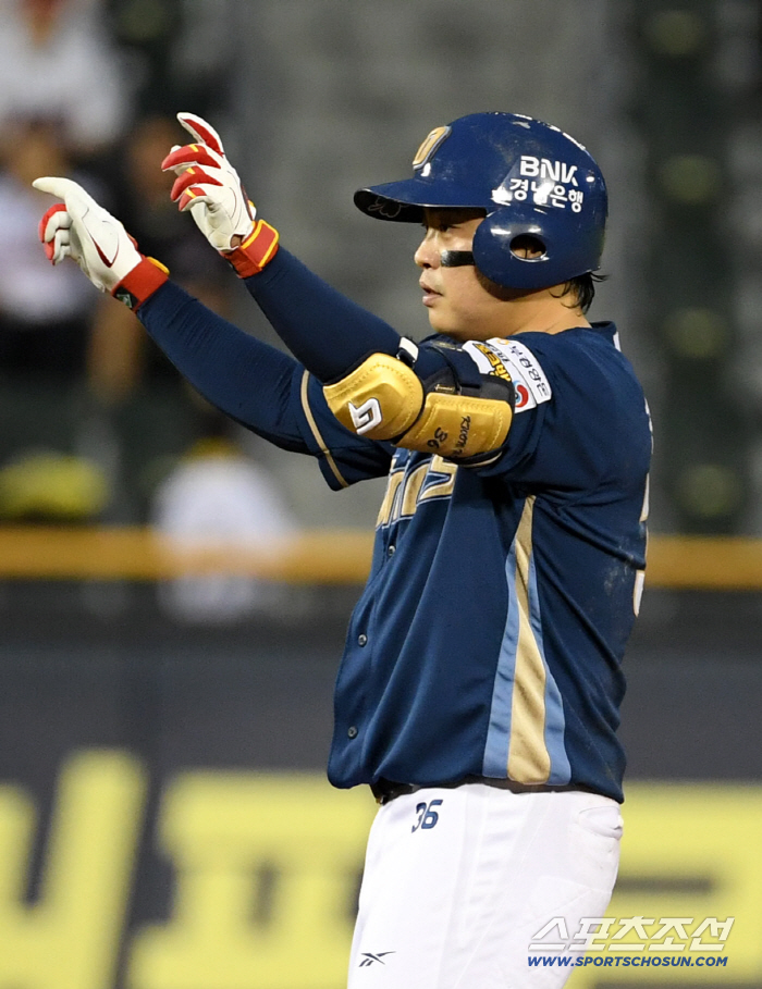 Kim Joo-won stole second base, third base, and home. NC, Gamboa's 6th consecutive Lotte win, and declared their participation in the semifinal battle 
