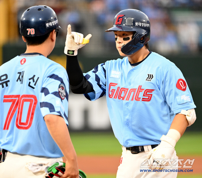 Kim Joo-won stole second base, third base, and home. NC, Gamboa's 6th consecutive Lotte win, and declared their participation in the semifinal battle 