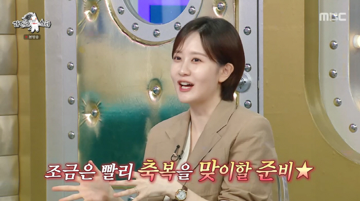 Kim Soo-ji, who is 8 months pregnant, goes to the bathroom several times a day for morning sickness pain during a live news broadcast
