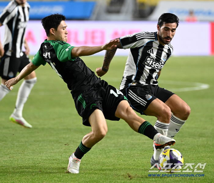I'm the best crack in the K League! Lee Dong-kyung's remarkable performance against Newcastle in the 45th minute of dribbling linking passing shooting