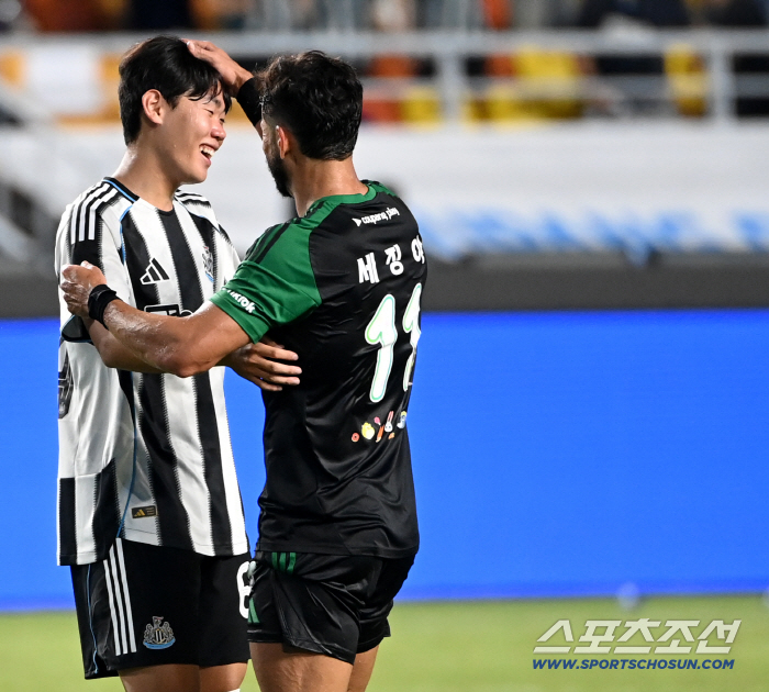  Park Seung-soo, the coach of Newcastle's unofficial debut, was satisfied with his short but brilliant 12 minutes