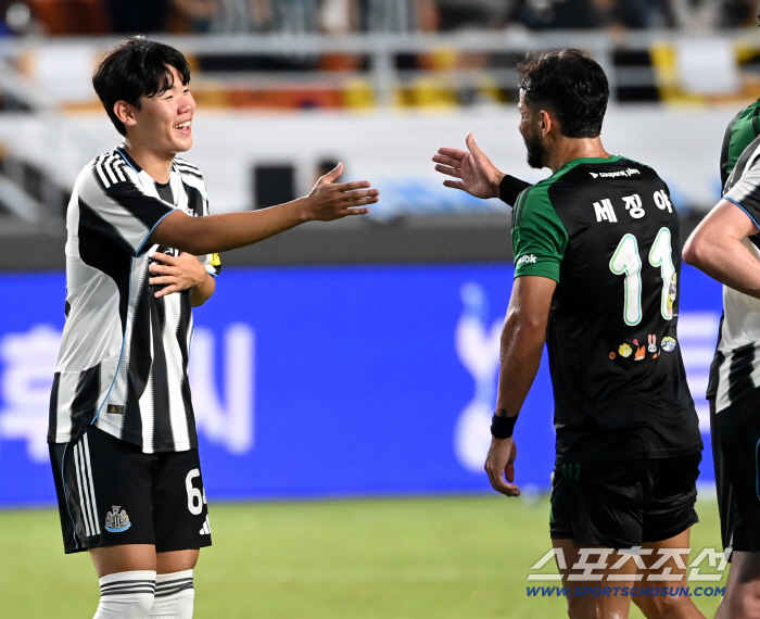  Park Seung-soo, the coach of Newcastle's unofficial debut, was satisfied with his short but brilliant 12 minutes