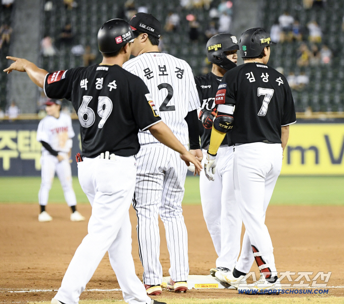 Ahn Chi-young Kim Sang-soo is puzzled at first base after being double play