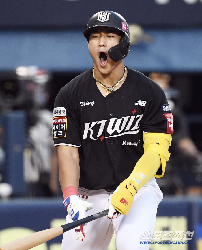  Ahn Hyun-min is disappointed with the foul ball